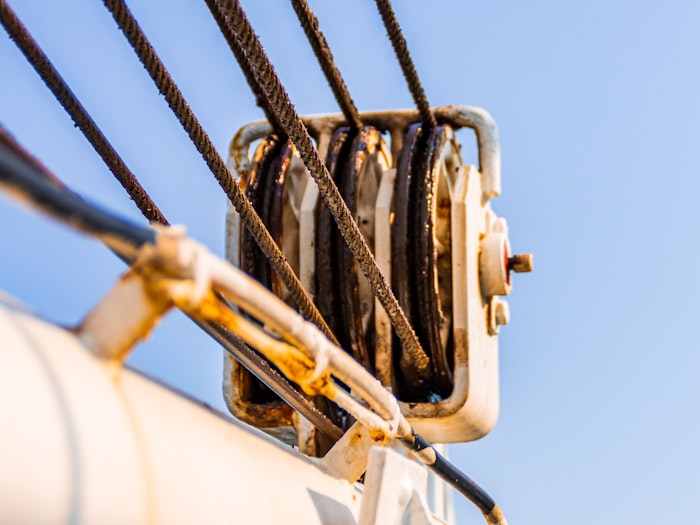 Rigging cables tensioned on a mast fitting