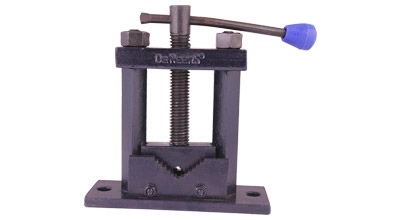 De Neers bench mounted pipe vice